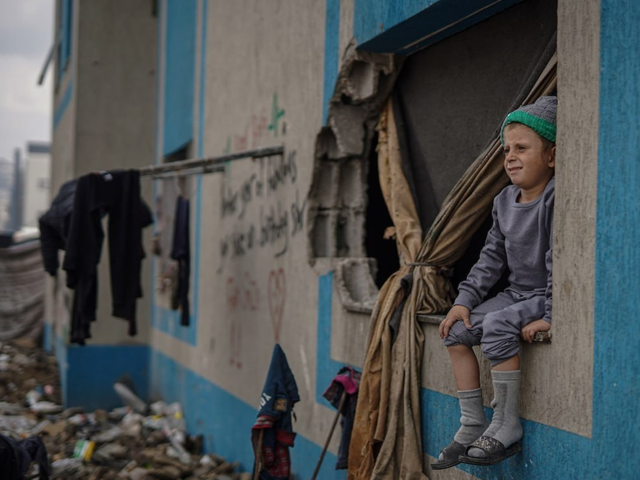 کودک فلسطینی در میان آوار